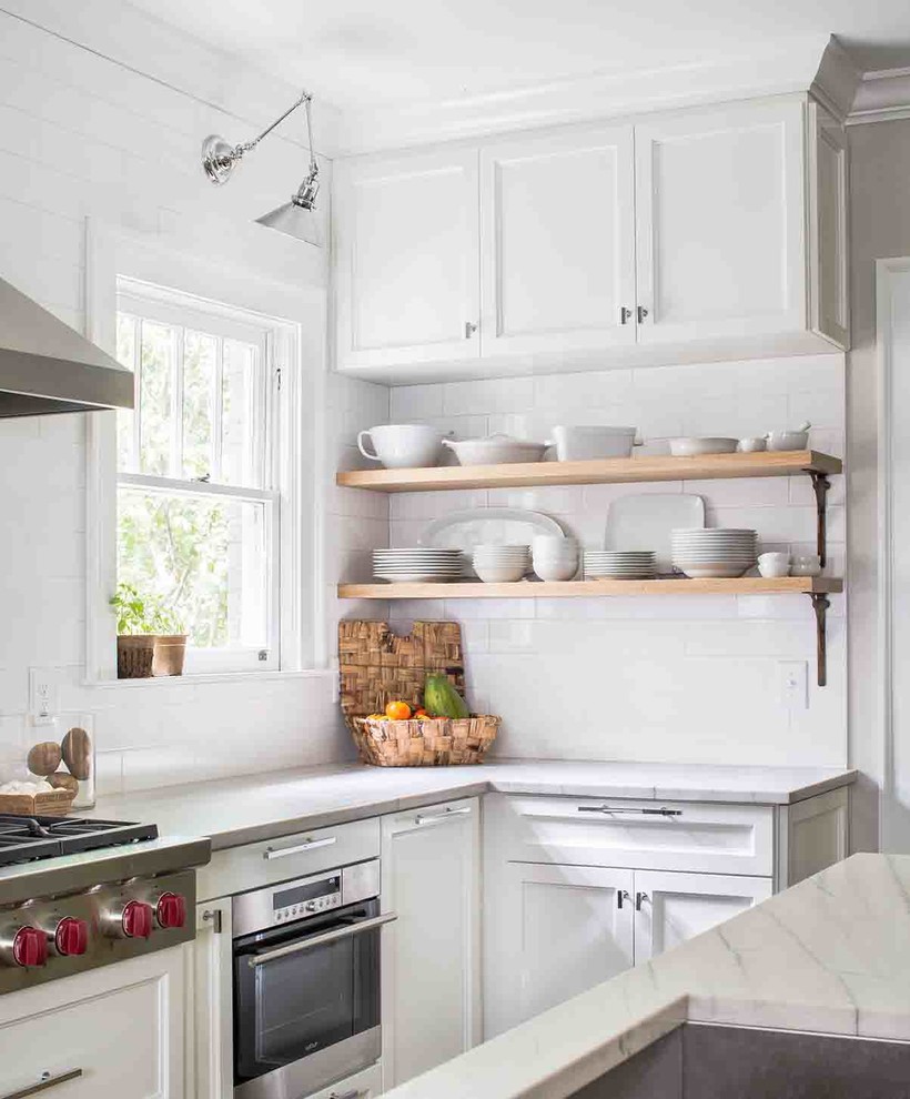 Exempel på ett stort klassiskt kök, med en undermonterad diskho, släta luckor, vita skåp, bänkskiva i kvartsit, vitt stänkskydd, stänkskydd i keramik, rostfria vitvaror, mörkt trägolv och en köksö