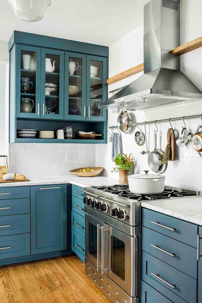 Idéer för att renovera ett stort vintage kök och matrum, med en undermonterad diskho, skåp i shakerstil, blå skåp, marmorbänkskiva, vitt stänkskydd, stänkskydd i keramik, rostfria vitvaror och mellanmörkt trägolv
