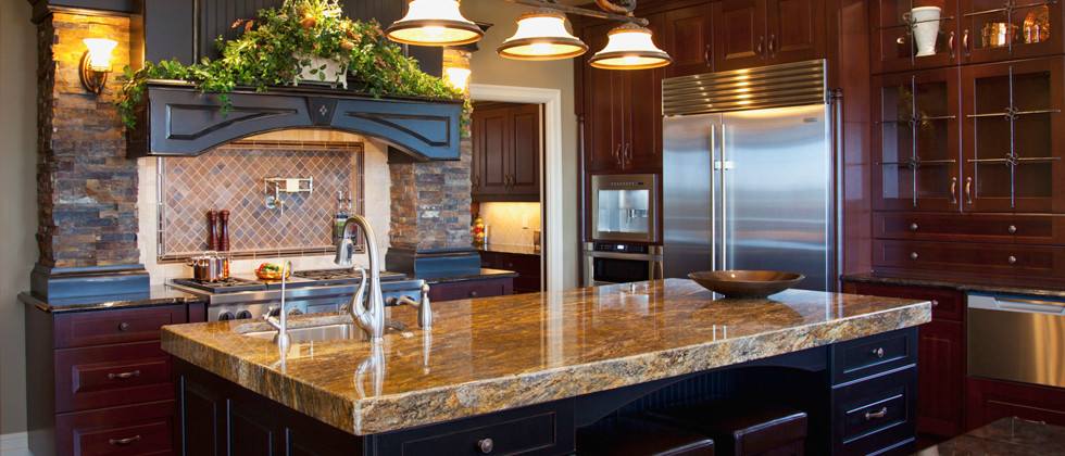 Bild på ett avskilt, mellanstort vintage u-kök, med en rustik diskho, luckor med upphöjd panel, skåp i mörkt trä, granitbänkskiva, brunt stänkskydd, stänkskydd i stenkakel, rostfria vitvaror och en köksö