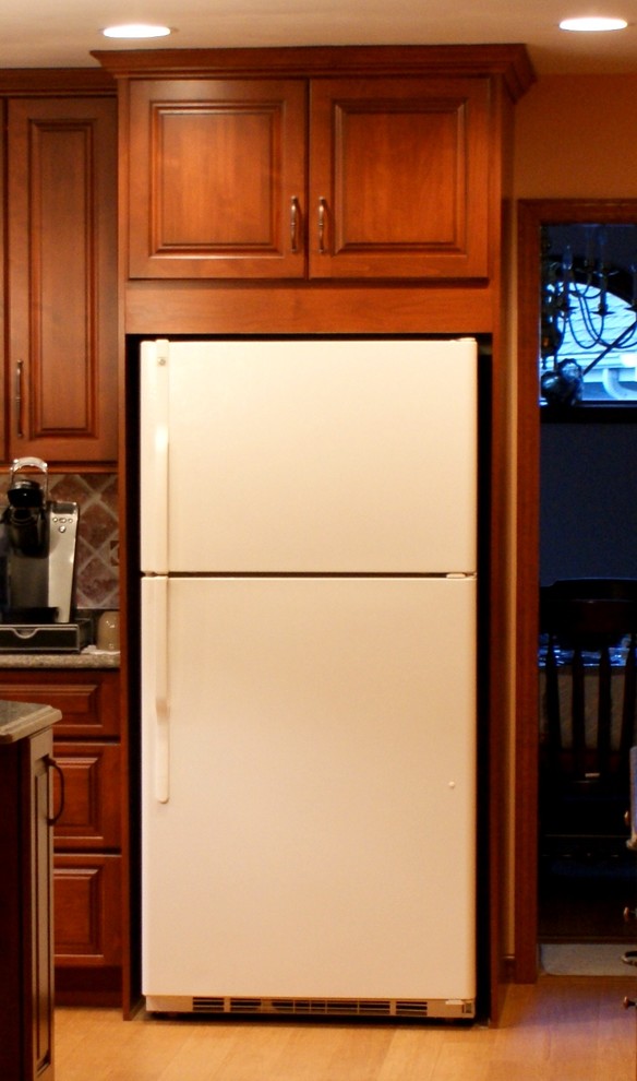 Immagine di una cucina chic chiusa e di medie dimensioni con lavello sottopiano, ante con bugna sagomata, ante in legno scuro, top in quarzo composito, paraspruzzi con piastrelle in ceramica, elettrodomestici bianchi e parquet chiaro