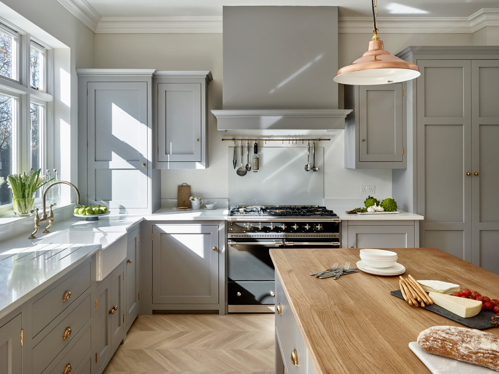 Foto de cocina clásica renovada con fregadero sobremueble, puertas de armario grises, suelo de madera clara, una isla y armarios estilo shaker