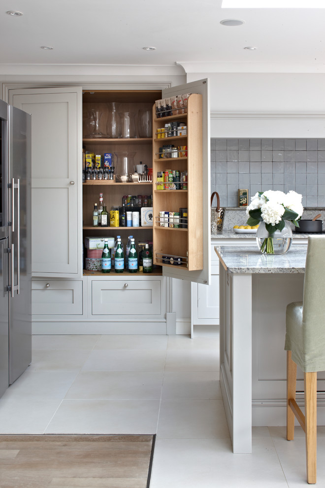 Klassische Küche mit Schrankfronten im Shaker-Stil, grauen Schränken, Granit-Arbeitsplatte, Küchenrückwand in Grau und Küchengeräten aus Edelstahl in London