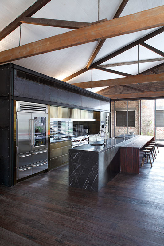 Einzeilige, Große Stilmix Wohnküche mit flächenbündigen Schrankfronten, Rückwand aus Metallfliesen, Küchengeräten aus Edelstahl, braunem Holzboden und zwei Kücheninseln in Sydney