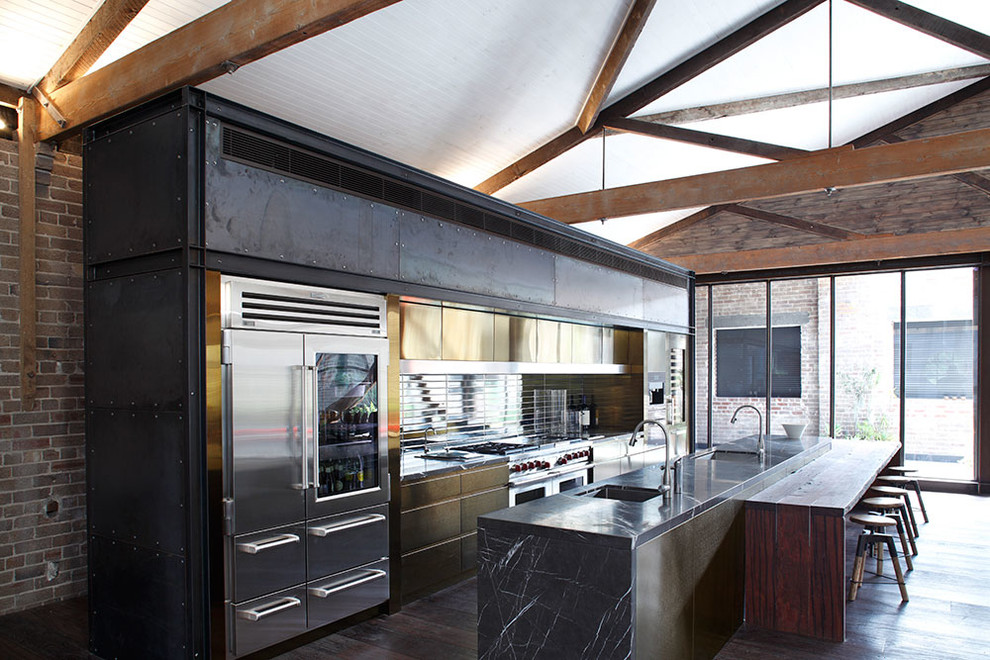シドニーにある広いエクレクティックスタイルのおしゃれなキッチン (フラットパネル扉のキャビネット、メタルタイルのキッチンパネル、シルバーの調理設備、無垢フローリング) の写真