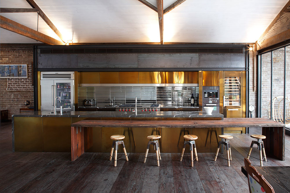 Große, Zweizeilige Stilmix Wohnküche mit flächenbündigen Schrankfronten, Rückwand aus Metallfliesen, Küchengeräten aus Edelstahl, braunem Holzboden und zwei Kücheninseln in Sydney