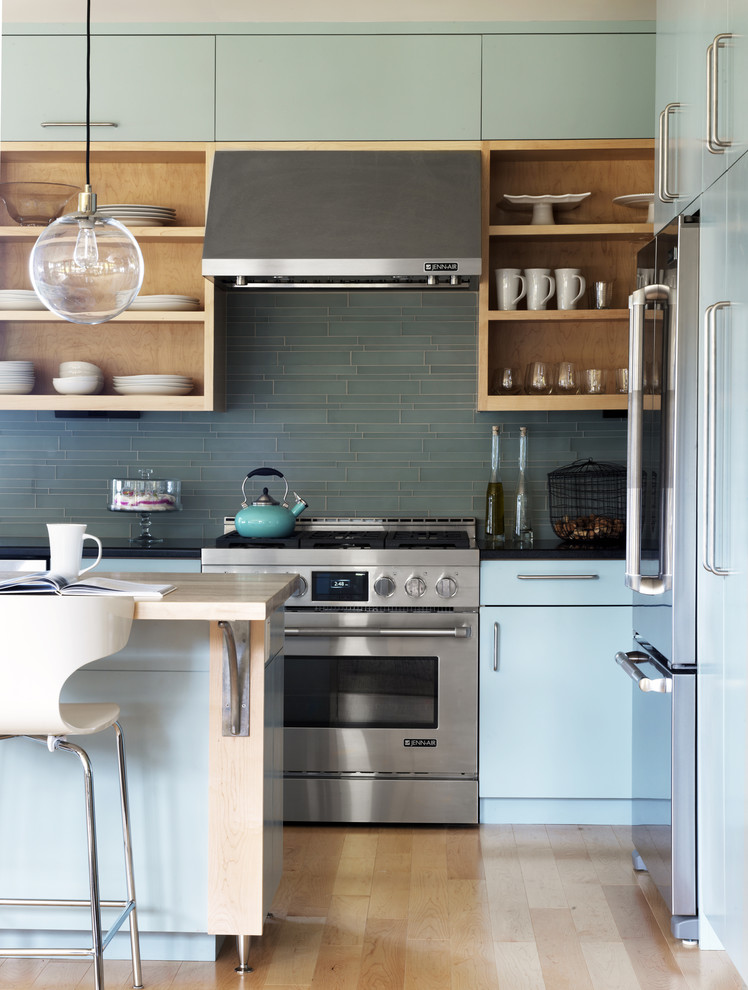Exempel på ett modernt kök, med öppna hyllor, blå skåp, blått stänkskydd och rostfria vitvaror