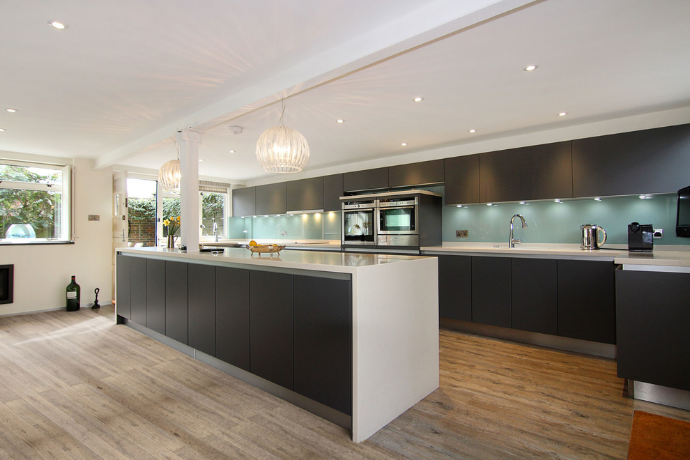 Idee per una cucina minimal di medie dimensioni con ante lisce, ante nere, parquet chiaro e pavimento marrone