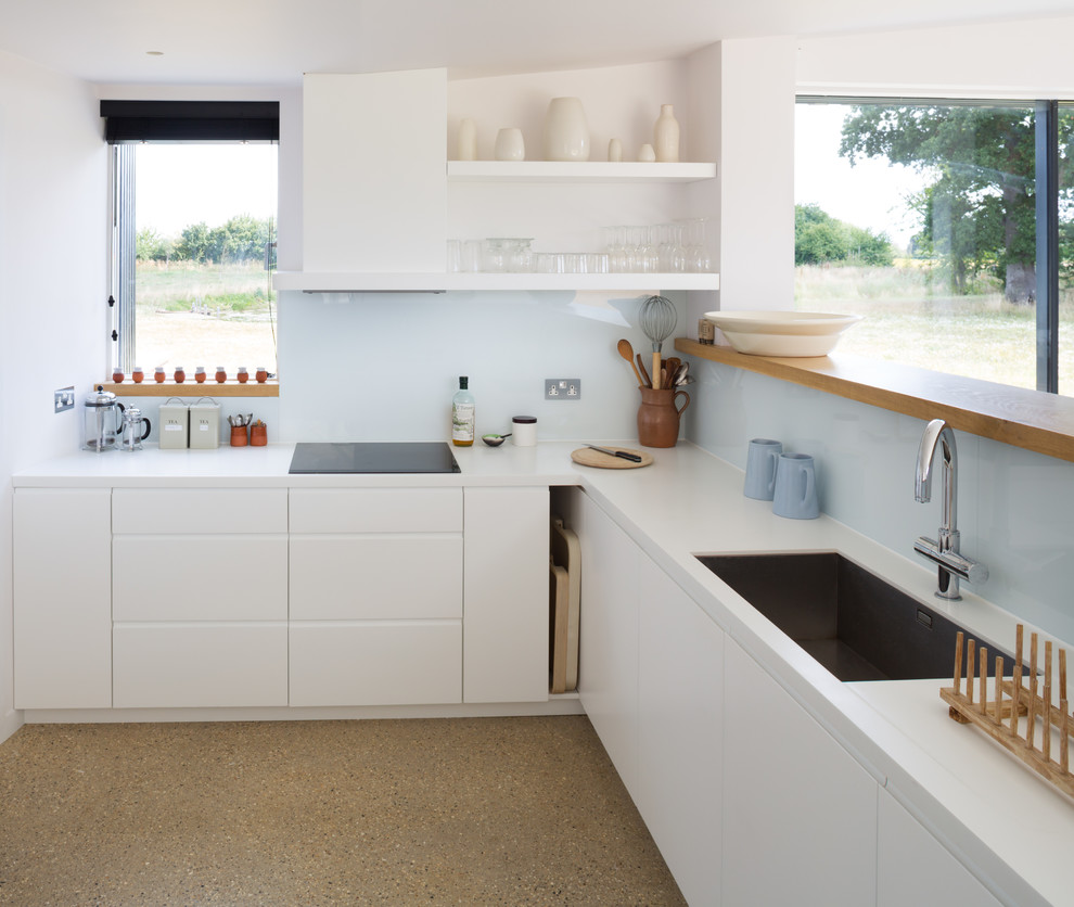 На фото: угловая кухня в современном стиле с врезной мойкой, плоскими фасадами и белыми фасадами с