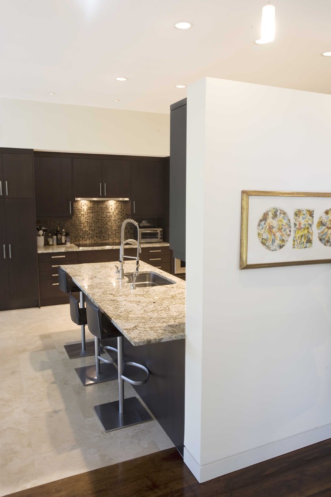 ニューヨークにあるコンテンポラリースタイルのおしゃれなキッチン (シングルシンク、フラットパネル扉のキャビネット、濃色木目調キャビネット、モザイクタイルのキッチンパネル、茶色いキッチンパネル) の写真