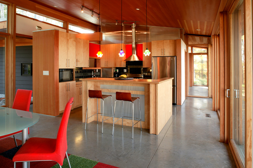 Идея дизайна: угловая кухня в современном стиле с плоскими фасадами и светлыми деревянными фасадами