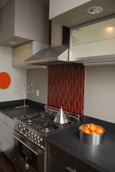Mittelgroße Moderne Wohnküche mit flächenbündigen Schrankfronten, Küchenrückwand in Rot und Küchengeräten aus Edelstahl in Sacramento