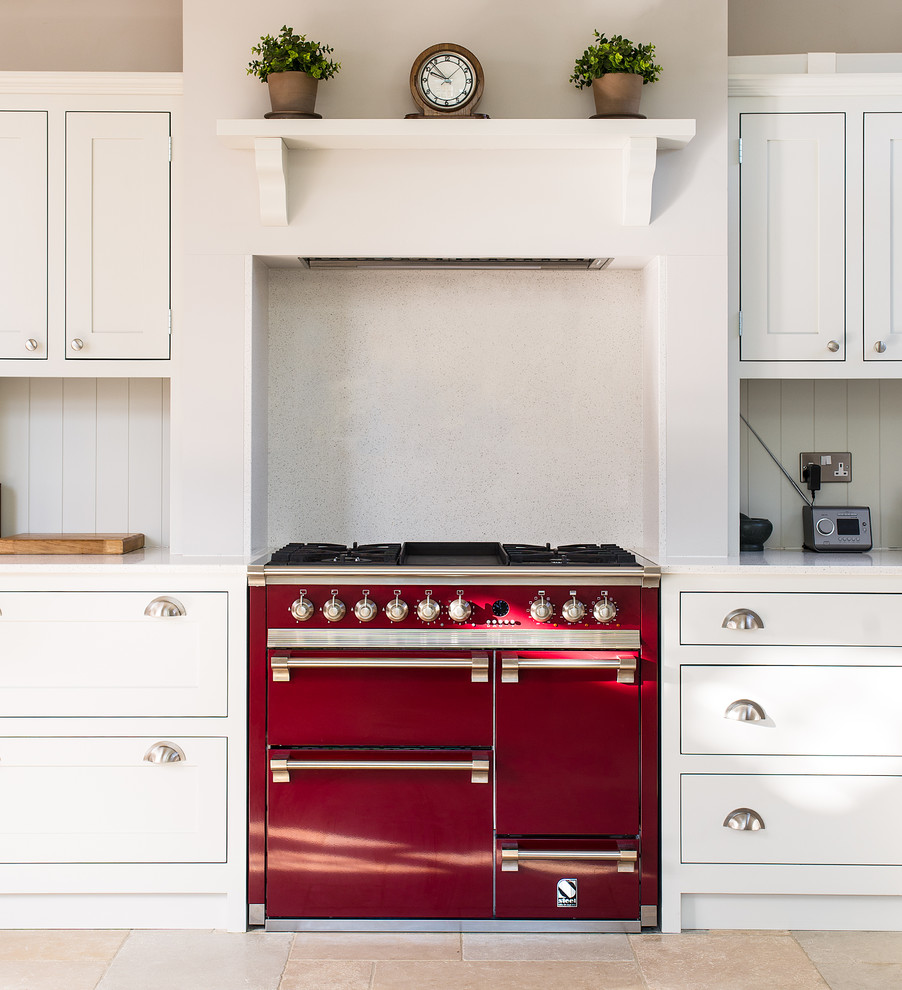 Foto på ett avskilt, mellanstort vintage linjärt kök, med skåp i shakerstil, bänkskiva i kvartsit, klinkergolv i keramik, vitt stänkskydd, färgglada vitvaror och vita skåp