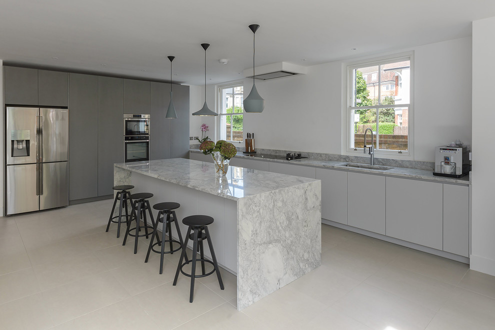 Offene, Große Moderne Küche in L-Form mit flächenbündigen Schrankfronten, weißen Schränken, Marmor-Arbeitsplatte und Kücheninsel in London
