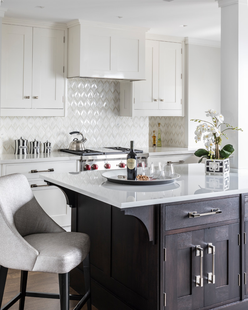Klassische Küchenbar mit Schrankfronten im Shaker-Stil, weißen Schränken, Küchenrückwand in Metallic und Küchengeräten aus Edelstahl in New York