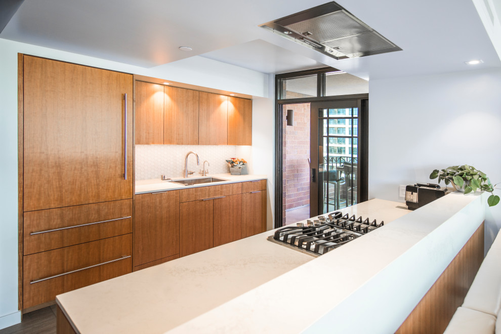 Foto di una cucina minimalista di medie dimensioni con pavimento in vinile, pavimento giallo, top bianco, ante lisce, ante in legno chiaro e elettrodomestici da incasso