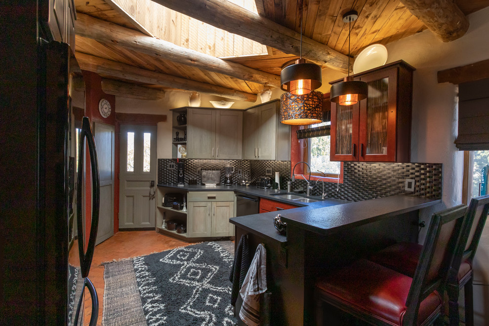 Foto på ett mellanstort vintage svart kök, med en undermonterad diskho, skåp i shakerstil, skåp i mörkt trä, bänkskiva i kvarts, stänkskydd med metallisk yta, stänkskydd i metallkakel, rostfria vitvaror, klinkergolv i terrakotta, en halv köksö och orange golv
