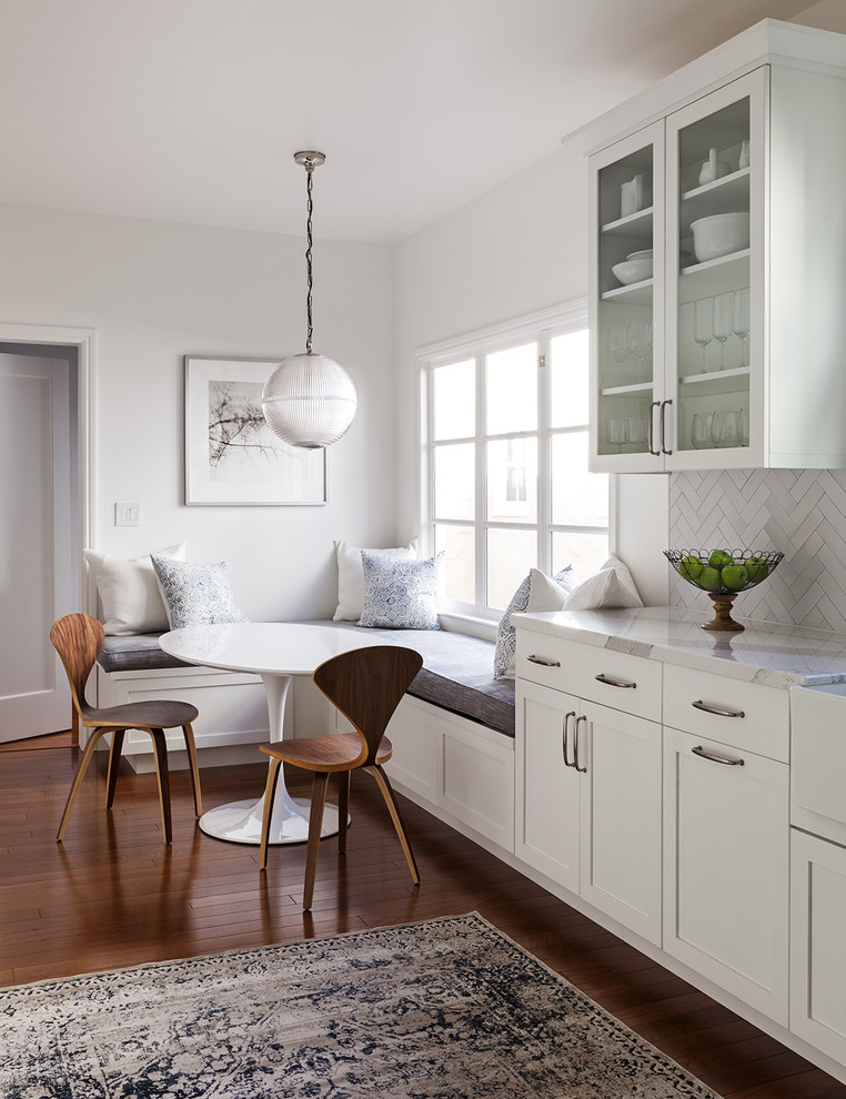 Esempio di una cucina chic con lavello stile country, ante in stile shaker, ante bianche, paraspruzzi bianco, pavimento in legno massello medio e pavimento marrone