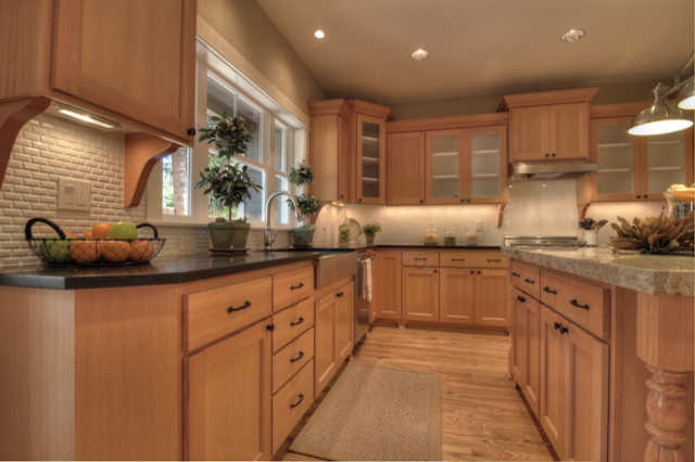 Kitchen - traditional kitchen idea in Portland