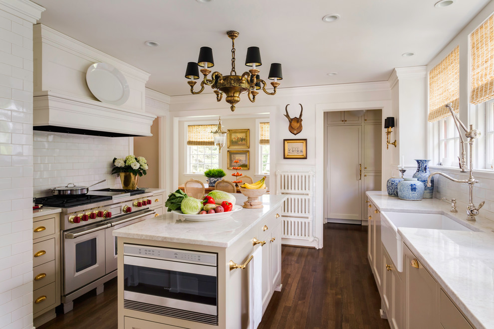Geschlossene Klassische Küche mit Landhausspüle, Schrankfronten im Shaker-Stil, beigen Schränken, Küchenrückwand in Weiß, Rückwand aus Metrofliesen und Küchengeräten aus Edelstahl in Portland