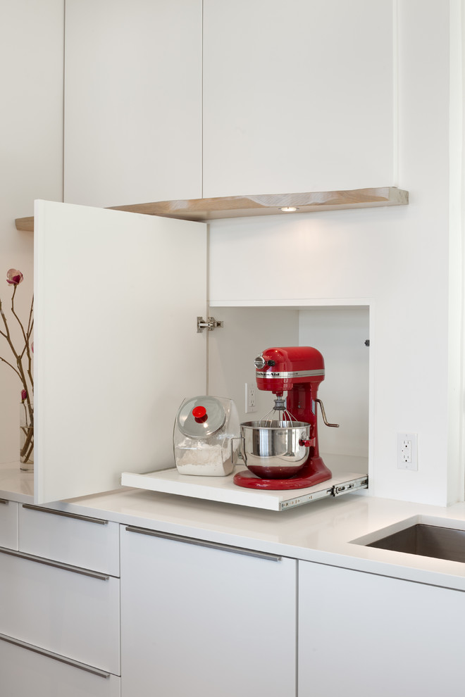 Moderne Wohnküche mit flächenbündigen Schrankfronten, weißen Schränken und Kücheninsel in Portland