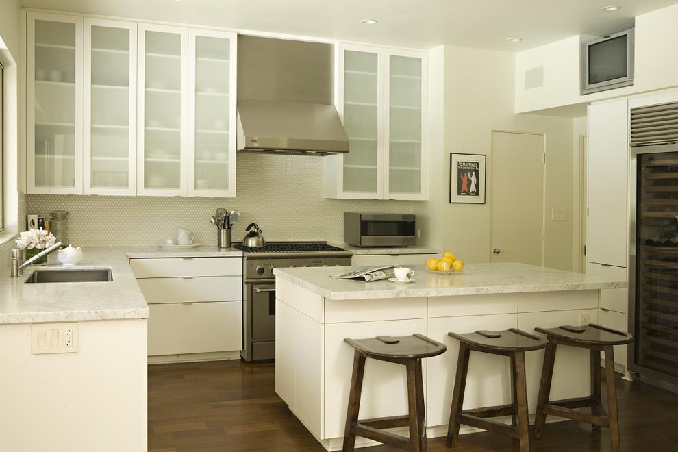 Источник вдохновения для домашнего уюта: кухня в стиле неоклассика (современная классика) с стеклянными фасадами, техникой из нержавеющей стали и белым фартуком