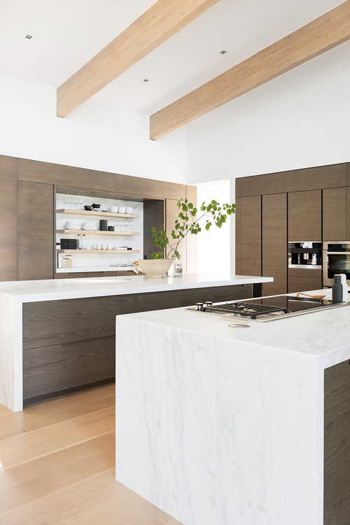 Foto di una grande cucina abitabile moderna con ante in legno bruno, paraspruzzi multicolore, paraspruzzi in marmo, elettrodomestici in acciaio inossidabile, parquet chiaro, 2 o più isole e top bianco