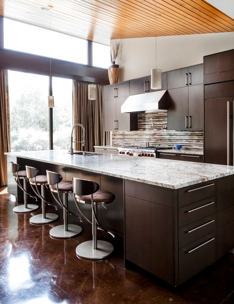 Zweizeilige Moderne Küche mit flächenbündigen Schrankfronten, dunklen Holzschränken, bunter Rückwand und Küchengeräten aus Edelstahl in Dallas