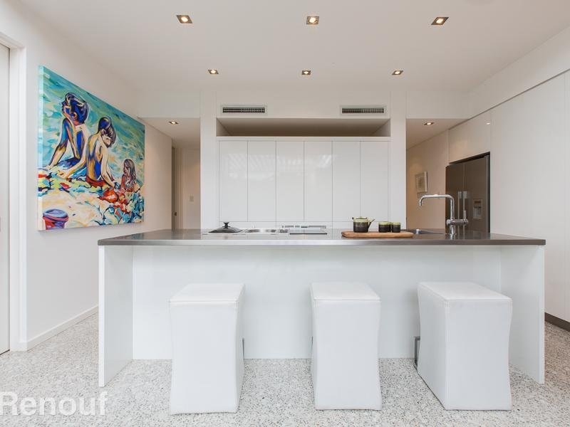 Zweizeilige, Große Moderne Küche mit integriertem Waschbecken, flächenbündigen Schrankfronten, weißen Schränken, Edelstahl-Arbeitsplatte, bunten Elektrogeräten, Betonboden und Kücheninsel in Perth