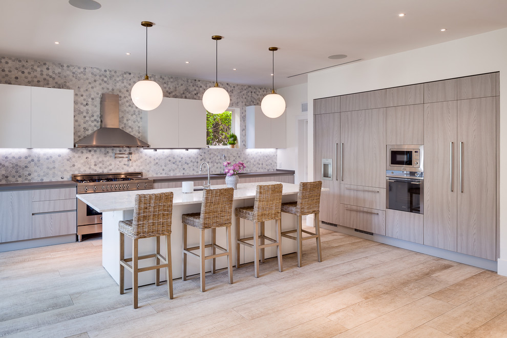 Idee per una cucina design con ante lisce, ante grigie, parquet chiaro e pavimento beige