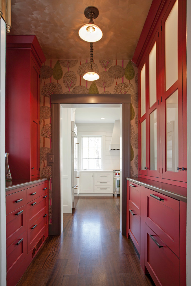 Klassische Küche mit dunklem Holzboden, Vorratsschrank und roten Schränken in Boston