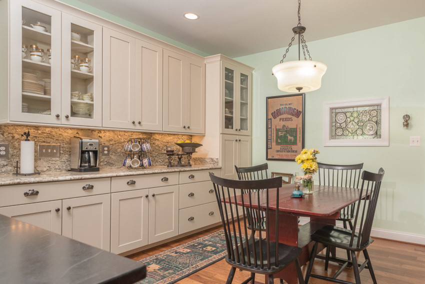 Foto på ett mycket stort lantligt kök, med en rustik diskho, skåp i shakerstil, vita skåp, granitbänkskiva, rostfria vitvaror, mellanmörkt trägolv och en köksö