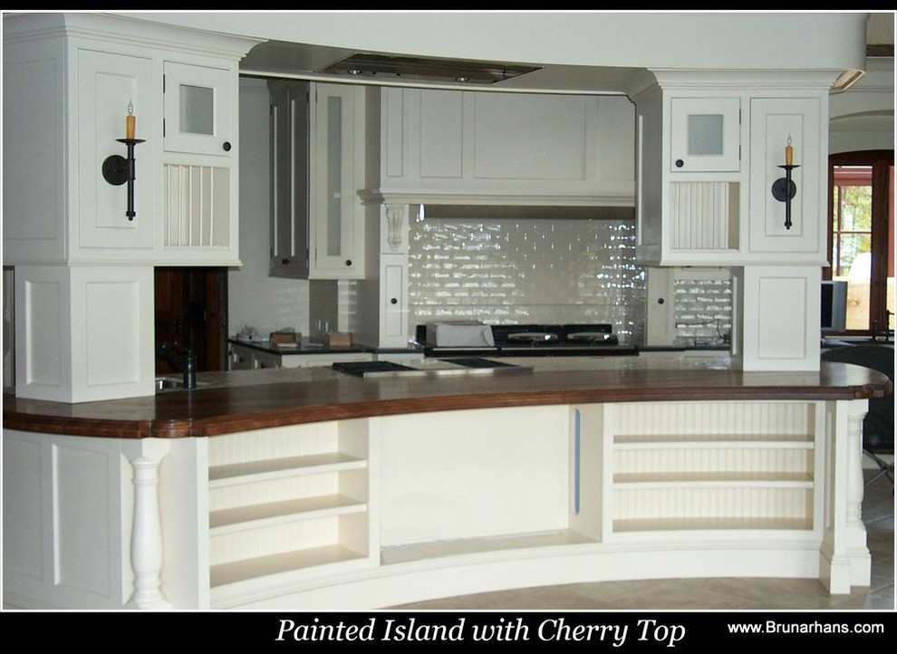 Idee per un'ampia cucina tradizionale con ante bianche, top in legno, paraspruzzi bianco e paraspruzzi in gres porcellanato