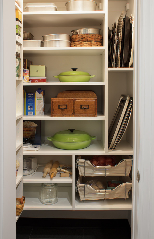 Ejemplo de cocinas en L contemporánea pequeña con despensa, armarios abiertos, puertas de armario blancas, suelo de baldosas de cerámica y suelo gris