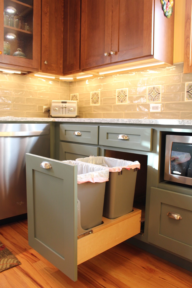 Exempel på ett avskilt, mellanstort eklektiskt u-kök, med en rustik diskho, skåp i shakerstil, bänkskiva i kvarts, grönt stänkskydd, stänkskydd i keramik, rostfria vitvaror, mellanmörkt trägolv och brunt golv