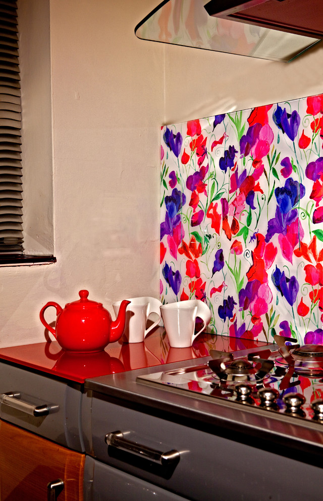 Ejemplo de cocina contemporánea con salpicadero multicolor y salpicadero de vidrio templado