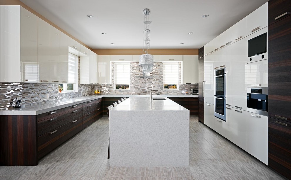 Bild på ett avskilt funkis u-kök, med en undermonterad diskho, släta luckor, vita skåp, bänkskiva i kvarts, stänkskydd med metallisk yta och integrerade vitvaror