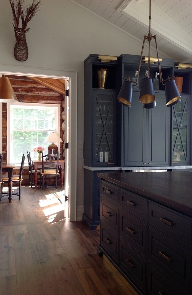 Idee per una cucina rustica chiusa e di medie dimensioni con ante a filo, ante in legno bruno, top in legno e pavimento in legno massello medio