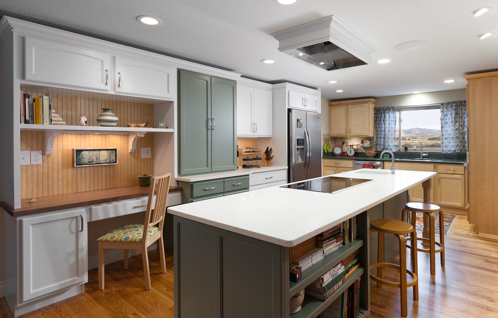 Landhaus Küche mit Waschbecken, Schrankfronten mit vertiefter Füllung, Küchengeräten aus Edelstahl, braunem Holzboden und Kücheninsel in Denver