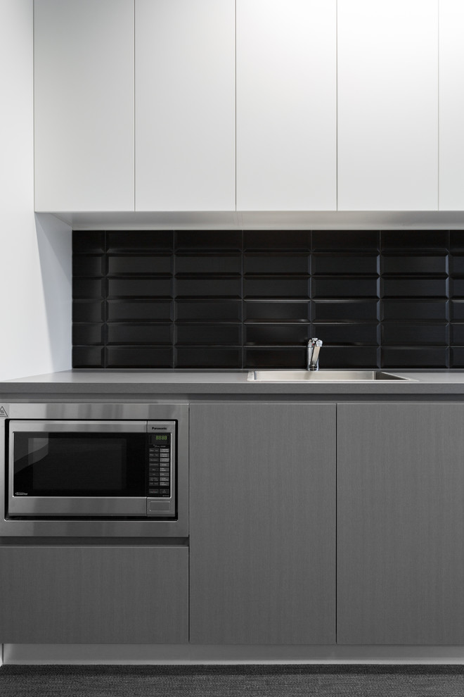 Zweizeilige, Mittelgroße Moderne Wohnküche mit Einbauwaschbecken, Quarzwerkstein-Arbeitsplatte, Küchenrückwand in Grau, Küchengeräten aus Edelstahl und Teppichboden in Sydney