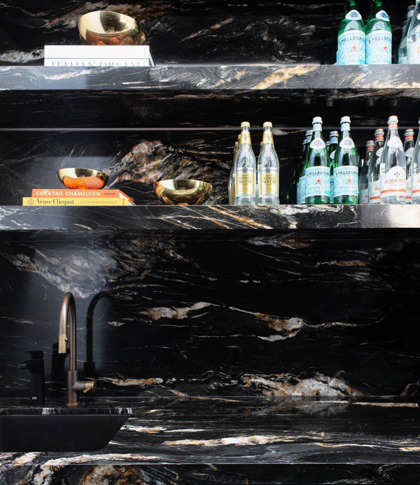 Große Moderne Küche mit Marmor-Arbeitsplatte, Küchenrückwand in Schwarz, Rückwand aus Marmor und schwarzer Arbeitsplatte in Sydney