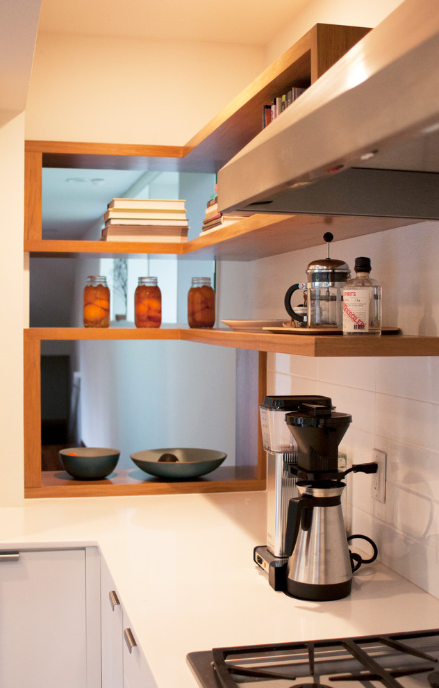 Mid-century modern kitchen photo in Portland
