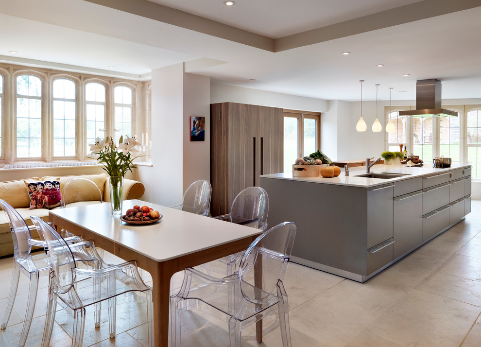 Идея дизайна: кухня в современном стиле с обеденным столом, врезной мойкой, плоскими фасадами, серыми фасадами и островом