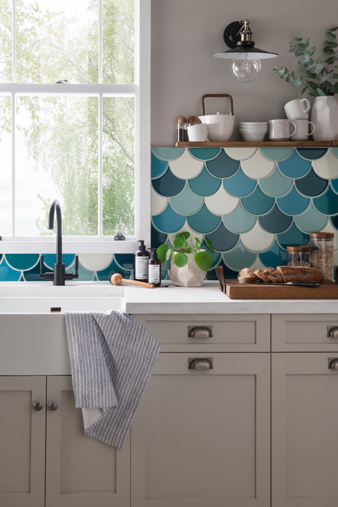 Esempio di una cucina contemporanea con ante beige, top in marmo, paraspruzzi blu e paraspruzzi con piastrelle in ceramica