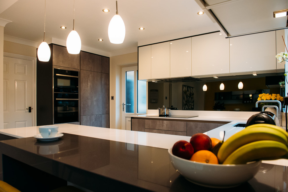 Идея дизайна: кухня-гостиная среднего размера в современном стиле с столешницей из кварцита и полуостровом