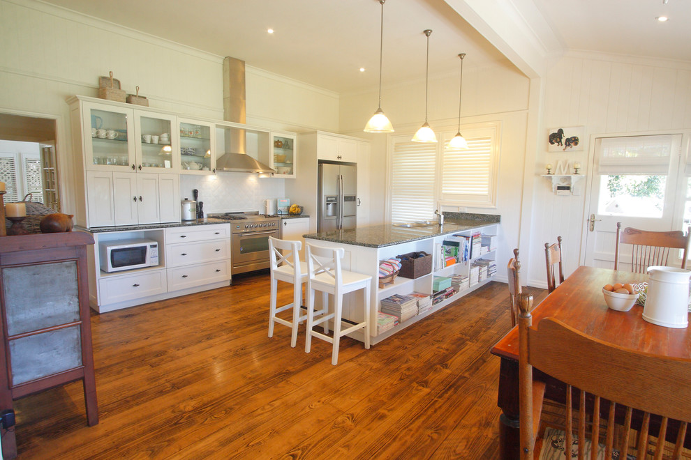 T House, Toowoomba Traditional Kitchen Brisbane by Elia