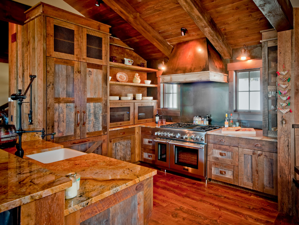 Exempel på ett mellanstort rustikt kök, med en rustik diskho, skåp i shakerstil, skåp i mellenmörkt trä, mellanmörkt trägolv, en halv köksö, granitbänkskiva och integrerade vitvaror