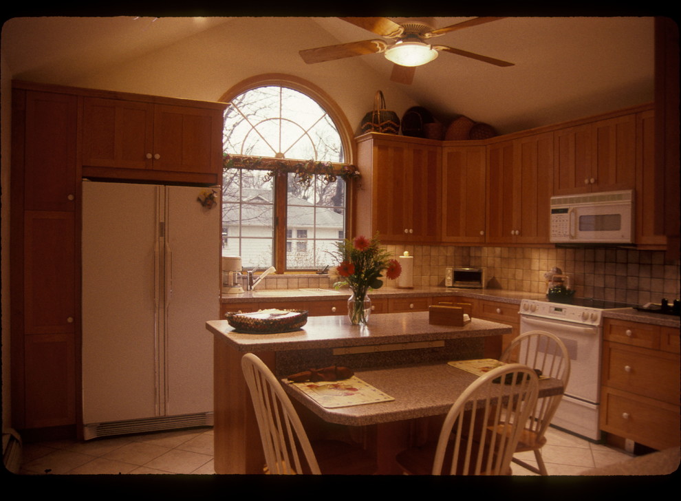Immagine di una cucina tradizionale con ante in legno chiaro, top in granito, elettrodomestici bianchi, ante in stile shaker, paraspruzzi beige, paraspruzzi in gres porcellanato e pavimento in gres porcellanato