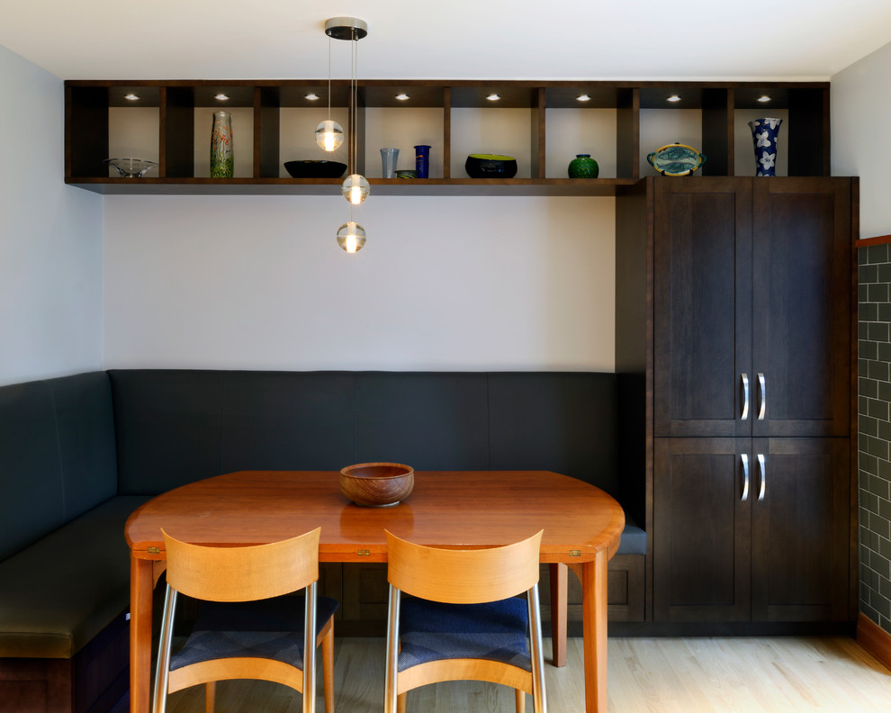 Modelo de cocina contemporánea con armarios estilo shaker y puertas de armario de madera en tonos medios