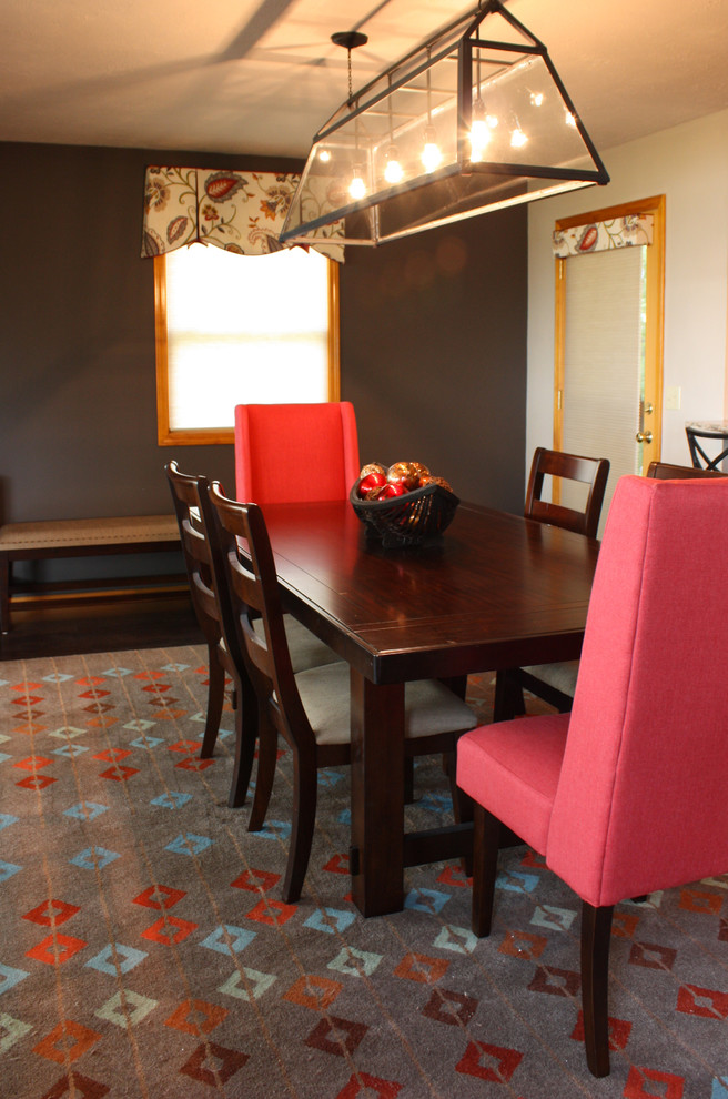 Ispirazione per una sala da pranzo aperta verso la cucina classica di medie dimensioni con pavimento in gres porcellanato