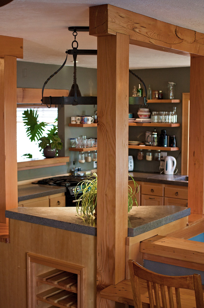 Modelo de cocina tradicional de obra con armarios abiertos, puertas de armario de madera clara y encimera de cemento